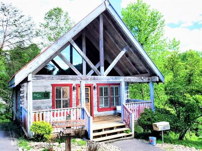 Adorable Shut'er Inn